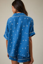 BLUE & WHITE SHORT SLEEVE PAJAMA TOP: