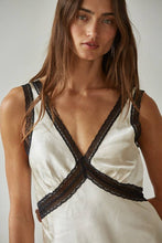 L8810 | Woven Satin Contrast Lace Trim Detail Sleeveless Top: Black / L