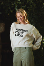 WEEKENDS COFFEE AND DOGS  Mid Graphic Sweatshirt: HEATHER DUST / M