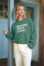 WEEKENDS COFFEE AND DOGS  Mid Graphic Sweatshirt: HEATHER DUST / M