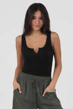 X2DF9-ASIS NOTCH NECK RIB KNIT TANK TOP: WHITE / M