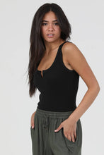 X2DF9-ASIS NOTCH NECK RIB KNIT TANK TOP: WHITE / S