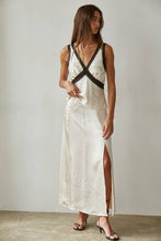L8810 | Woven Satin Contrast Lace Trim Detail Sleeveless Top: Black / M