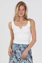 X2DF9-ASIS NOTCH NECK RIB KNIT TANK TOP: WHITE / M