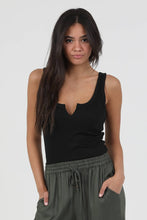 X2DF9-ASIS NOTCH NECK RIB KNIT TANK TOP: WHITE / L