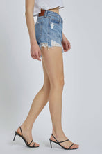 MEDIUM WASH HIGH RISE FRAYED SHORTS